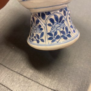 Une paire de boîtes à thé et un gobelet en porcelaine de Chine en bleu et blanc, Kangxi — photo 11