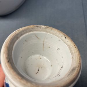 Une paire de boîtes à thé et un gobelet en porcelaine de Chine en bleu et blanc, Kangxi — photo 12