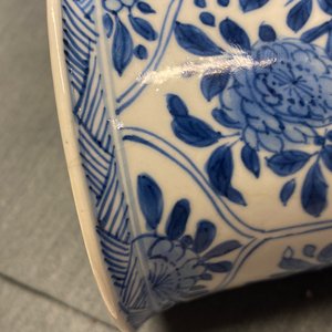Une paire de boîtes à thé et un gobelet en porcelaine de Chine en bleu et blanc, Kangxi — photo 13