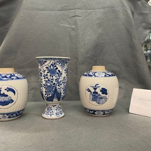 Une paire de boîtes à thé et un gobelet en porcelaine de Chine en bleu et blanc, Kangxi — photo 16