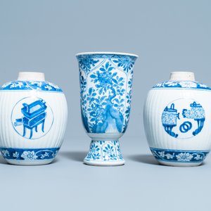 Une paire de boîtes à thé et un gobelet en porcelaine de Chine en bleu et blanc, Kangxi — photo 4