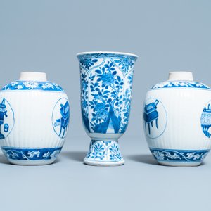 Une paire de boîtes à thé et un gobelet en porcelaine de Chine en bleu et blanc, Kangxi — photo 5