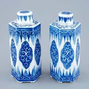 Une paire de boîtes à thé hexagonaux en porcelaine de Chine bleu et blanc, Kangxi — photo 1