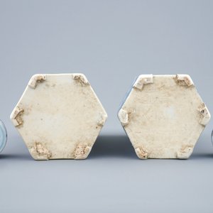 Une paire de boîtes à thé hexagonaux en porcelaine de Chine bleu et blanc, Kangxi — photo 3