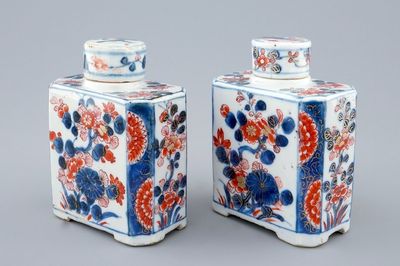 Une paire de boîtes à thé rectangulaires en porcelaine de Chine de style Imari, Qianlong, 18ème