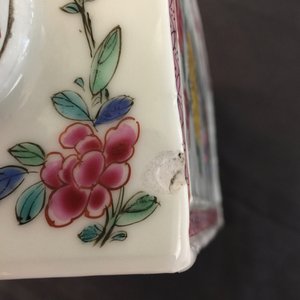 Une paire de boîtes à thé rectangulaires en porcelaine de Chine famille rose, Yongzheng, 1723-1735 — photo 11