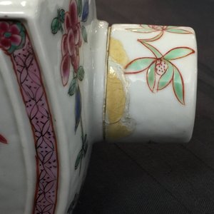 Une paire de boîtes à thé rectangulaires en porcelaine de Chine famille rose, Yongzheng, 1723-1735 — photo 9