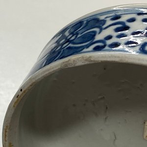 Une paire de boîtes à trois compartiments, une boîte couverte et quatre soucoupes en porcelaine de Chine en bleu et blanc, 19ème — photo 23