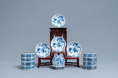 Une paire de boîtes à trois compartiments, une boîte couverte et quatre soucoupes en porcelaine de Chine en bleu et blanc, 19ème