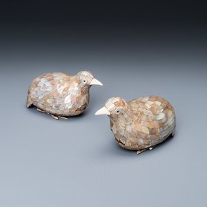 Une paire de boîtes couvertes en forme de cailles en bois et nacre, Chine, marque de Qianlong, Qing — photo 1