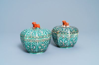 Une paire de boîtes couvertes en porcelaine de Chine Bencharong pour le marché thai, 19ème