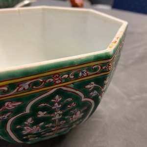 Une paire de boîtes couvertes en porcelaine de Chine Bencharong pour le marché thai, 19ème — photo 13