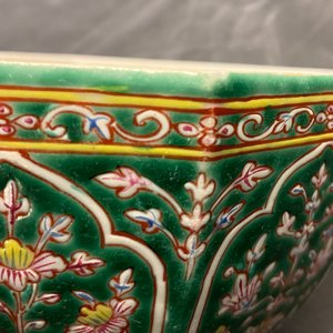 Une paire de boîtes couvertes en porcelaine de Chine Bencharong pour le marché thai, 19ème — photo 14