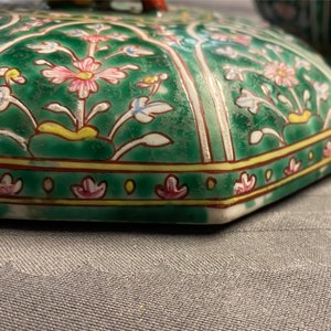 Une paire de boîtes couvertes en porcelaine de Chine Bencharong pour le marché thai, 19ème — photo 22