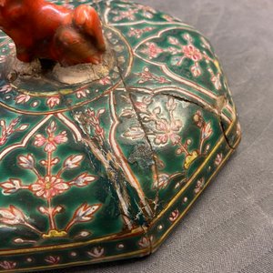 Une paire de boîtes couvertes en porcelaine de Chine Bencharong pour le marché thai, 19ème — photo 33