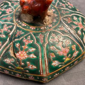 Une paire de boîtes couvertes en porcelaine de Chine Bencharong pour le marché thai, 19ème — photo 35