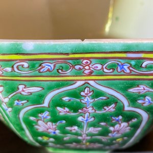 Une paire de boîtes couvertes en porcelaine de Chine Bencharong pour le marché thai, 19ème — photo 10