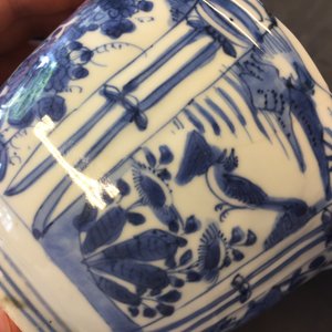 Une paire de bols à corbeau en porcelaine de Chine bleu et blanc, Ming, Wanli — photo 12