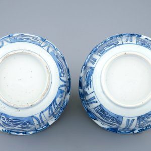 Une paire de bols à corbeau en porcelaine de Chine bleu et blanc, Ming, Wanli — photo 3