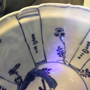 Une paire de bols à corbeau en porcelaine de Chine bleu et blanc, Ming, Wanli — photo 7