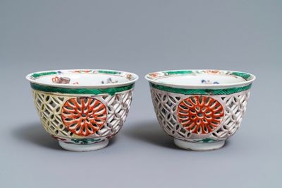 Une paire de bols ajourés à double parois en porcelaine de Chine famille verte, Kangxi