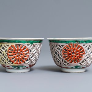 Une paire de bols ajourés à double parois en porcelaine de Chine famille verte, Kangxi — photo 2