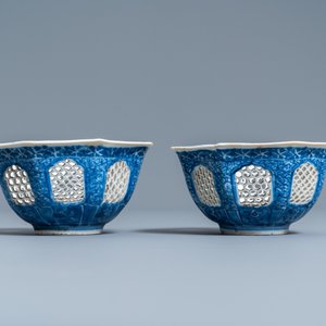 Une paire de bols ajourés de forme octagonale en porcelaine de Chine en bleu et blanc, Kangxi — photo 5