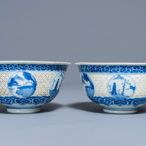 Une paire de bols ajourés en porcelaine de Chine bleu et blanc, époque Transition — photo 1