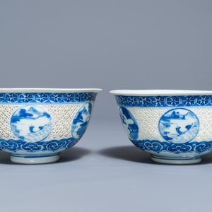 Une paire de bols ajourés en porcelaine de Chine bleu et blanc, époque Transition — photo 4
