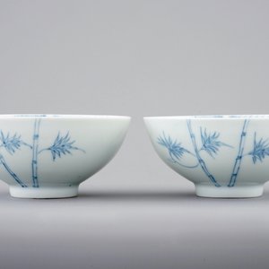 Une paire de bols au phénix en porcelaine de Chine bleu et blanc, marque et prob. époque de Yongzheng — photo 4