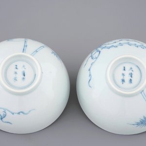 Une paire de bols au phénix en porcelaine de Chine bleu et blanc, marque et prob. époque de Yongzheng — photo 7