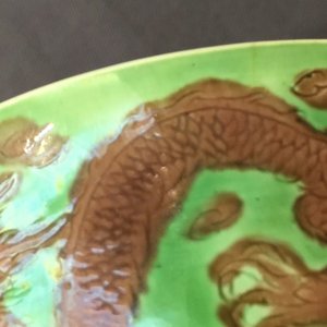 Une paire de bols aux dragons en porcelaine de Chine vert et aubergine, marque et époque de Kangxi — photo 15