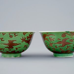Une paire de bols aux dragons en porcelaine de Chine vert et aubergine, marque et époque de Kangxi — photo 3