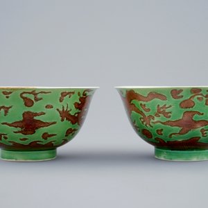 Une paire de bols aux dragons en porcelaine de Chine vert et aubergine, marque et époque de Kangxi — photo 5