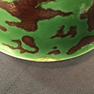 Une paire de bols aux dragons en porcelaine de Chine vert et aubergine, marque et époque de Kangxi — photo 9