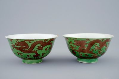 Une paire de bols aux dragons en porcelaine de Chine vert et aubergine, marque et époque de Kangxi