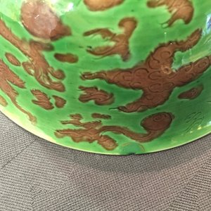Une paire de bols aux dragons en porcelaine de Chine vert et aubergine, marque et époque de Kangxi — photo 11