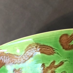 Une paire de bols aux dragons en porcelaine de Chine vert et aubergine, marque et époque de Kangxi — photo 16