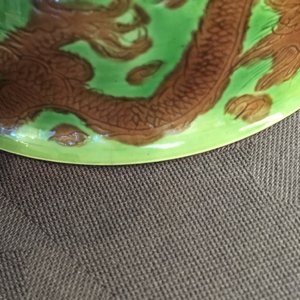 Une paire de bols aux dragons en porcelaine de Chine vert et aubergine, marque et époque de Kangxi — photo 18