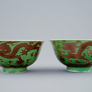 Une paire de bols aux dragons en porcelaine de Chine vert et aubergine, marque et époque de Kangxi — photo 2