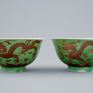 Une paire de bols aux dragons en porcelaine de Chine vert et aubergine, marque et époque de Kangxi — photo 4