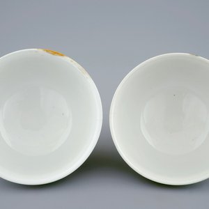Une paire de bols aux dragons en porcelaine de Chine vert et aubergine, marque et époque de Kangxi — photo 6