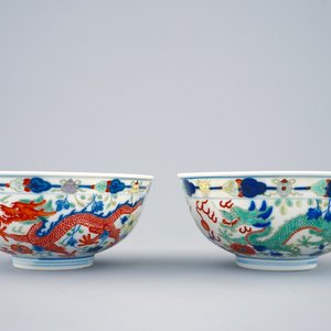 Une paire de bols aux dragons et phénix en porcelaine de Chine wucai, marque et période de Guangxu — photo 1