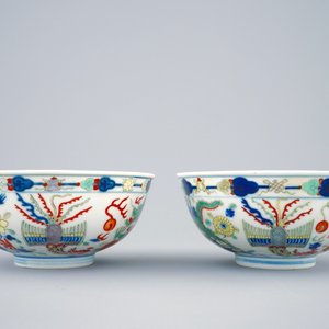 Une paire de bols aux dragons et phénix en porcelaine de Chine wucai, marque et période de Guangxu — photo 2