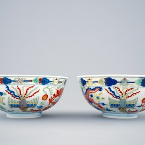 Une paire de bols aux dragons et phénix en porcelaine de Chine wucai, marque et période de Guangxu — photo 4