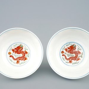 Une paire de bols aux dragons et phénix en porcelaine de Chine wucai, marque et période de Guangxu — photo 6
