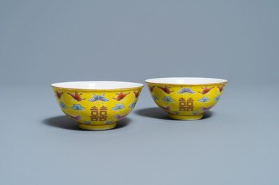 Une paire de bols aux papillons en porcelaine de Chine famille rose à fond jaune, marque de Tongzhi, 20ème
