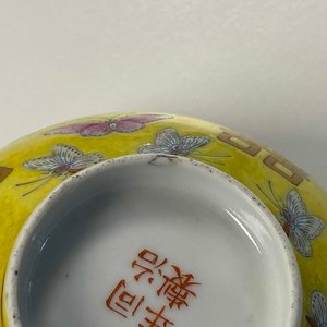 Une paire de bols aux papillons en porcelaine de Chine famille rose à fond jaune, marque de Tongzhi, 20ème — photo 12