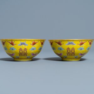 Une paire de bols aux papillons en porcelaine de Chine famille rose à fond jaune, marque de Tongzhi, 20ème — photo 3