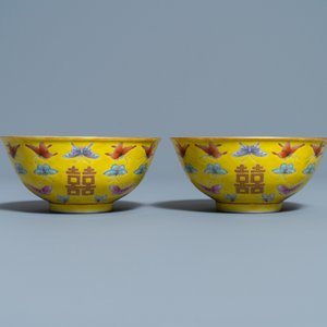 Une paire de bols aux papillons en porcelaine de Chine famille rose à fond jaune, marque de Tongzhi, 20ème — photo 4